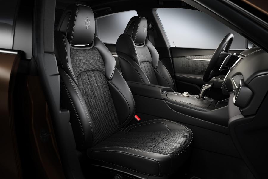 Интерьер Maserati Levante S Q4 GranSport Zegna PELLETESSUTA 2019 года  (фото 2 из 14)